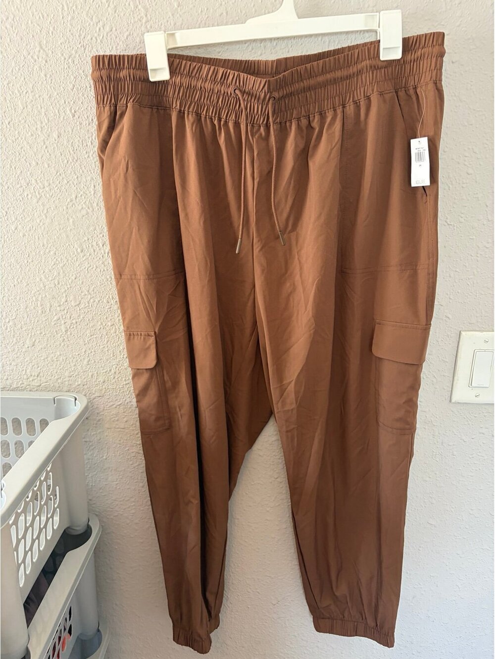 NWT Old Navy Active Brown Cargo Joggers size 2X. $40 retail. Some indent marks o